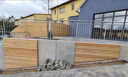 Holzterrasse mit Holzpergola