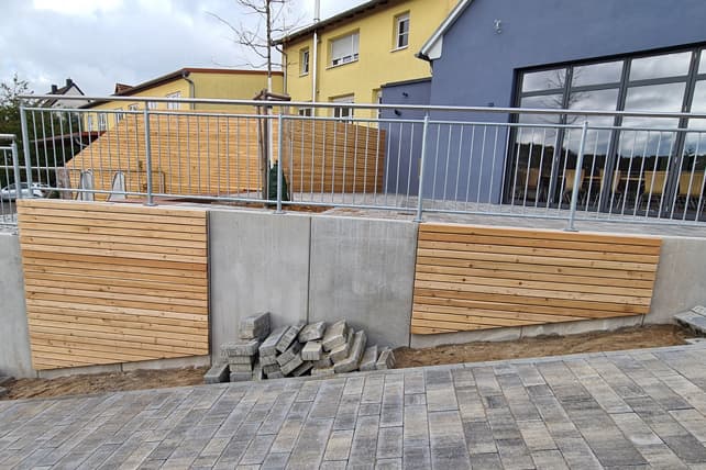 Außenbereich mit Holz verkleidet